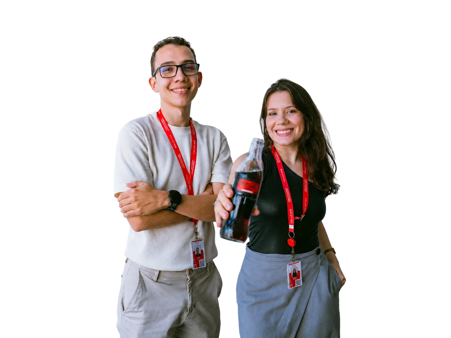 Dois jovens trainees da Solar Coca-Cola sorrindo, um deles segurando uma garrafa de Coca-Cola
