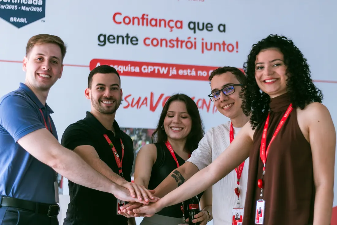 Colaboradores da Solar Coca-Cola comemorando juntos, sorrindo